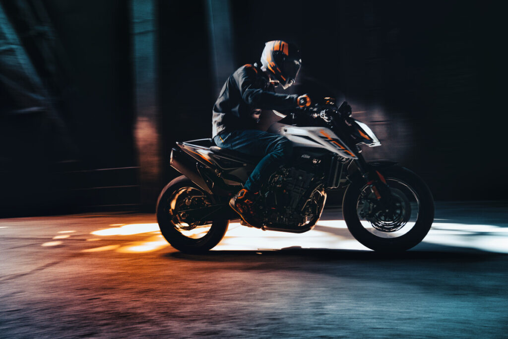 462418_MY23 KTM 790 DUKE_ Action_EU_ Global